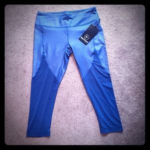NWT 90 Degree Capris Size Large